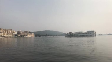 Udaipur, Hindistan - gölün kenarından sarayın manzarası Bölüm 4