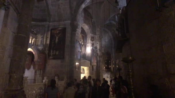 Jeruzalém, Izrael - 20. října 2019: turisté procházejí chodbami kostela část 2 — Stock video
