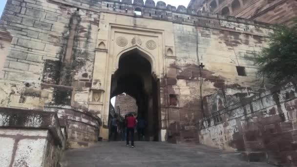 Jodhpur, India - November 06, 2019: Οι τουρίστες του οχυρού Mehrangarh σκαρφαλώνουν αργά στην είσοδο μέρος 5 — Αρχείο Βίντεο