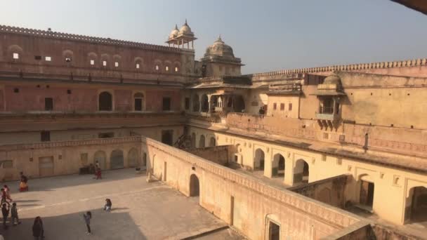 Jaipur, Indie, 5. listopadu 2019, Amer Fort víceúrovňové hradby nádvoří pevnosti — Stock video