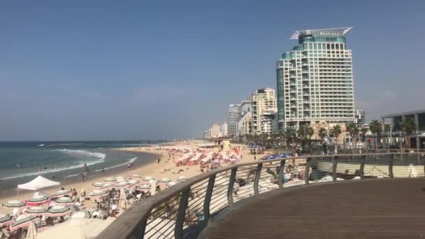 Tel Aviv, Israël - 22 oktober 2019: toeristen lopen langs de promenade deel 17 — Stockvideo