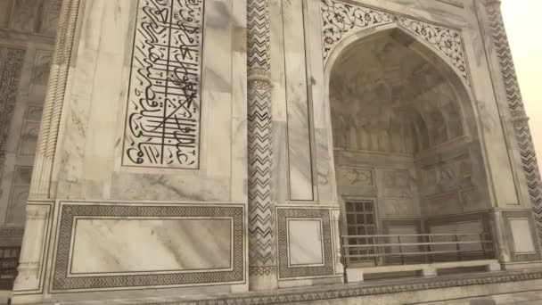 Agra, Índia, 10 de novembro de 2019, Taj Mahal, paredes esculpidas da mesquita — Vídeo de Stock