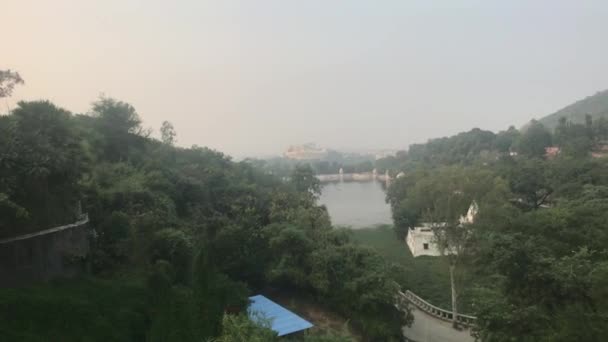 Udaipur, India - Pemandangan danau dan bukit saat mendaki bagian 6 — Stok Video