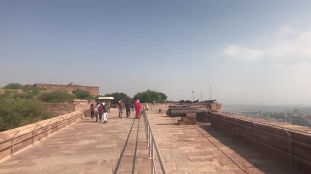 Jodhpur, India - November 06, 2019: Mehrangarh Fort tourists walk on the lower site of the fortress part 6 — 图库视频影像