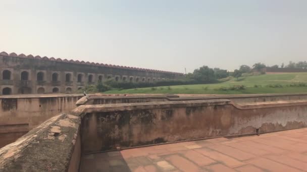 Agra, Índia - Forte de Agra, paredes de tijolo vermelho velho parte 5 — Vídeo de Stock