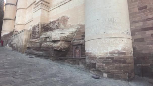 Jodhpur, India - 06 de noviembre de 2019: Los turistas del Fuerte Mehrangarh se encuentran en las enormes columnas de la fortaleza histórica — Vídeo de stock