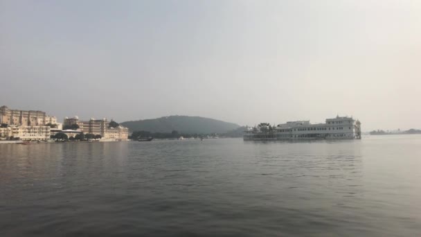 Udaipur, India - -从第四部分湖畔看宫殿 — 图库视频影像