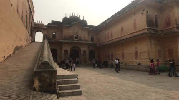 Jaipur, India - 05 de noviembre de 2019: Nahargarh Fort turistas estudian los restos de una antigua fortaleza parte 6 — Vídeo de stock