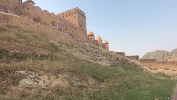 Jaipur, Indie, 5. listopadu 2019, Amer Fort pohled na strážní věže pod pevností — Stock video