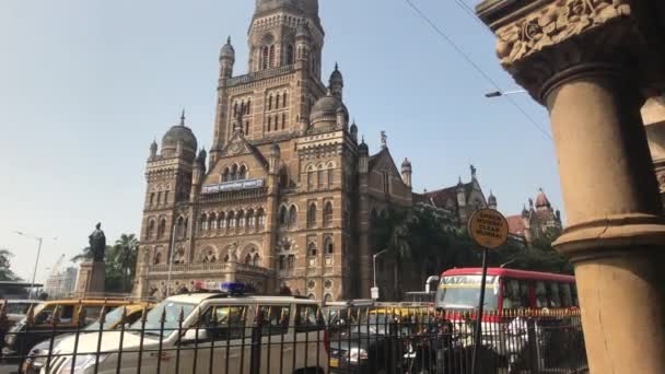 Mumbai, India - 10 novembre 2019: i turisti di Chhatrapati Shivaji Terminus passano davanti all'edificio della stazione ferroviaria — Video Stock