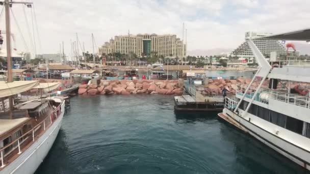 Eilat, Izrael - Přístav turistických lodí část 7 — Stock video