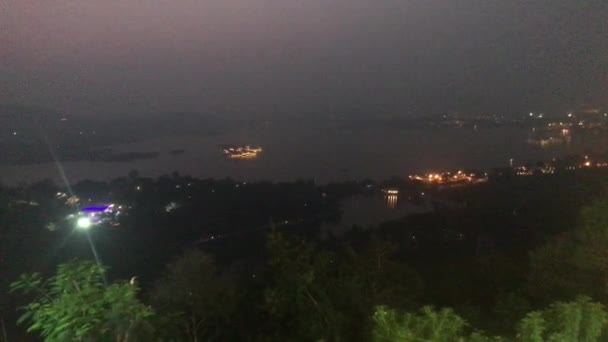 Udaipur, Indie - pohled na noční jezero z horské části 2 — Stock video