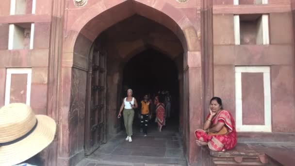 Agra, India, 10 november 2019, Agra Fort, toeristen lopen langs de rode bakstenen structuur deel 9 — Stockvideo