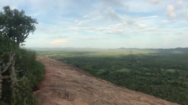 Sigiriya, Sri Lanka, dağın ve ufkun bir parçası.