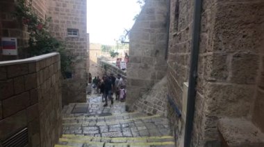 Tel Aviv, İsrail - 22 Ekim 2019: Turistler şehrin tarihi kısmını keşfediyorlar.
