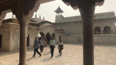 Agra, Hindistan, 10 Kasım 2019, Agra Kalesi, turistler kalenin antik duvarlarını inceliyor.