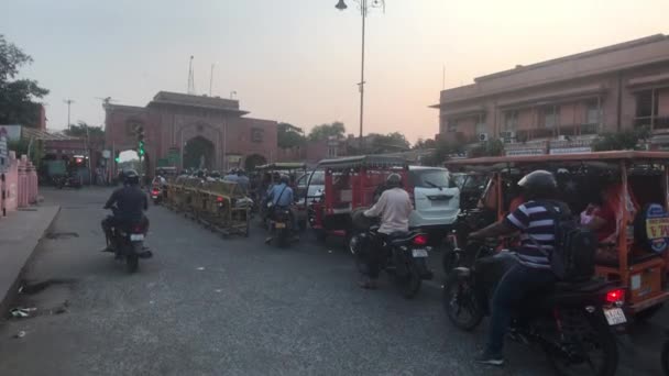 Джайпур, Индия - 03 ноября 2019 года: мотоциклетная пробка перед городскими воротами — стоковое видео