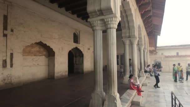 Agra, Indie, Listopad 10, 2019, Agra Fort, turisté se selfie na ulici uvnitř pevnosti — Stock video