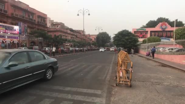Jaipur, Inde - 03 novembre 2019 : circulation moto le long de la route avec les touristes partie 13 — Video