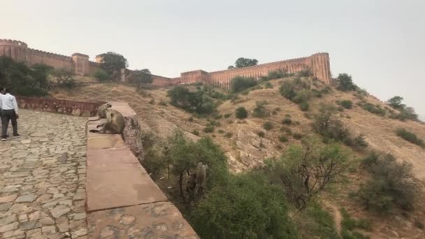 Jaipur, Índia - 03 de novembro de 2019: Forte de Jaigarh muralha com turistas parte 4 — Vídeo de Stock