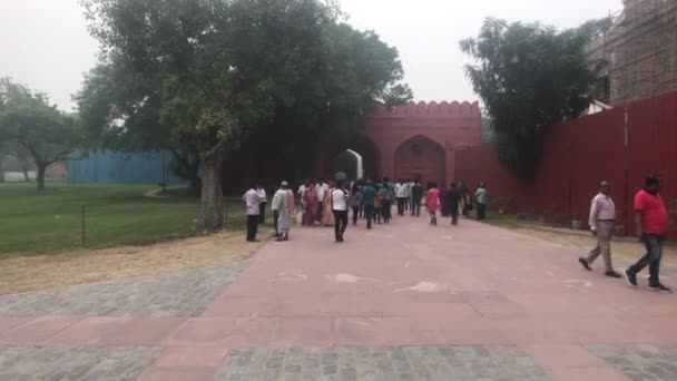 New Delhi, India, November 11, 2019, tourists walk along the walls of the red fort — Stok video
