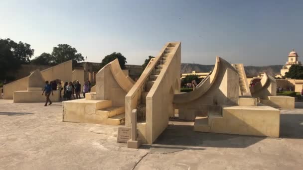 Jaipur, India - 2019. november 04.: A Jantar Mantar turistái történelmi épületeket tekintenek meg a perzselő nap alatt — Stock videók