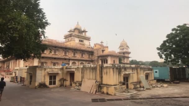 Jaipur, Índia - trabalhos de construção em frente a um edifício antigo e bonito — Vídeo de Stock
