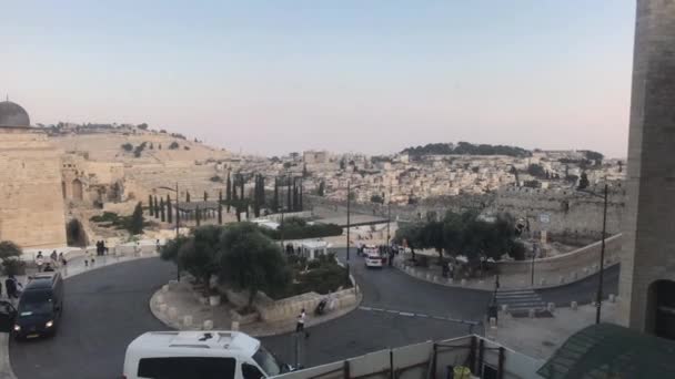 Jeruzalém, Izrael - 20. října 2019: turisté procházejí ulicemi moderního města část 4 — Stock video