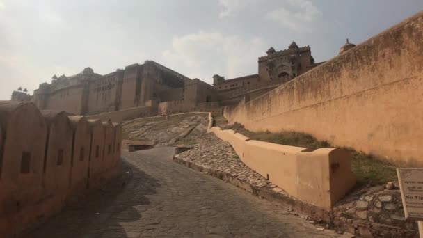 Jaipur, India, November 05, 2019, Amer Fort, remains of a broken staircase under a fortress mountain — ストック動画