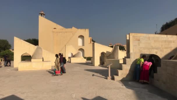 2019年11月4日，印度斋浦尔：Jantar Mantar游客在历史建筑第10部分的领土上漫步 — 图库视频影像