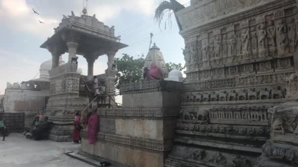 Udaipur, India - 13 noiembrie 2019: Turiștii Templului Jagdish participă la partea de serviciu 8 — Videoclip de stoc