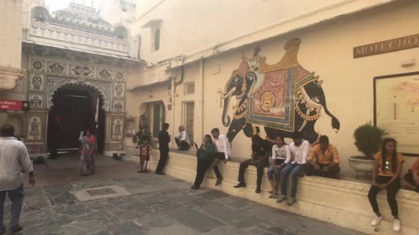 Udaipur, India - 13 de noviembre de 2019: Los turistas del Palacio de la Ciudad van por la carretera parte 6 — Vídeo de stock