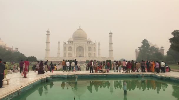 Agra, India, 10 de noviembre de 2019, Taj Mahal, los turistas caminan por la piscina con el telón de fondo de una mezquita — Vídeo de stock