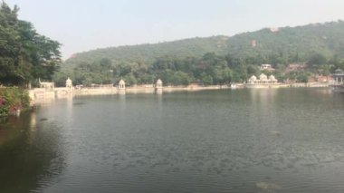 Udaipur, Hindistan - gölün kenarından sarayın manzarası Bölüm 5