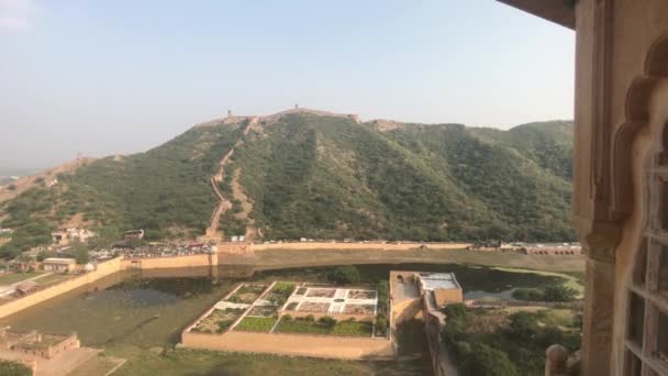 Jaipur, Indie, 5. listopadu 2019, Amer Fort pohled na budovy na úpatí hory — Stock video