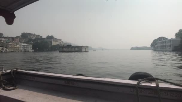 Udaipur, India - Walk on the lake Pichola on a small boat part 7 — Stockvideo