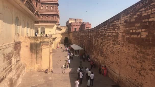 Jodhpur, India - 06 november 2019: Mehrangarh Fort toeristen lopen op de onderste plaats van het fort deel 3 — Stockvideo