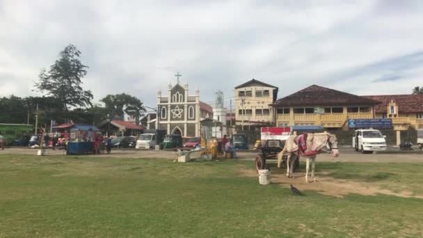 Matara, Sri Lanka, 25 listopada 2019, Beach Road, widok na kościół od strony morza — Wideo stockowe