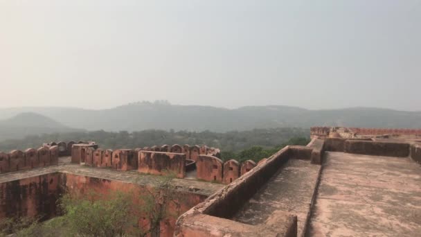 Jaipur, Indien - forntida murar i fortet och utsikt över bergen från en höjd — Stockvideo