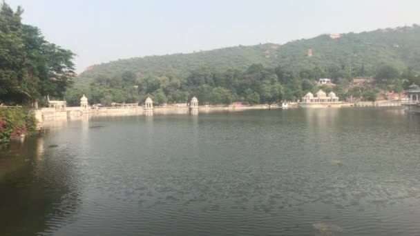 Udaipur, Indie - pohled na palác ze strany jezera část 5 — Stock video