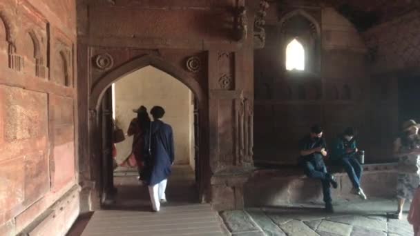 Agra, India, 10 november 2019, Agra Fort, toeristen lopen langs de rode bakstenen structuur deel 7 — Stockvideo