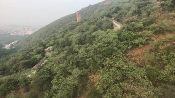 Udaipur, India - Pemandangan danau dan bukit saat mendaki bagian 2 — Stok Video