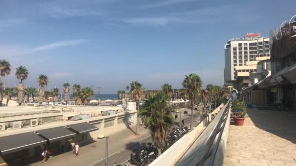 Tel Aviv, Izrael - 22. října 2019: turisté procházejí slunnými ulicemi města — Stock video