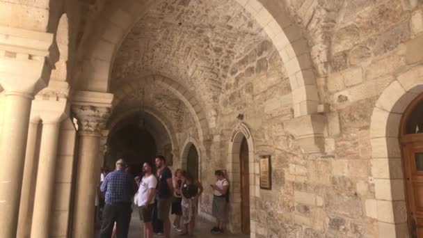 Bethléem, Palestine - 20 octobre 2019 : Basilique de la cour de la Nativité avec les touristes partie 2 — Video