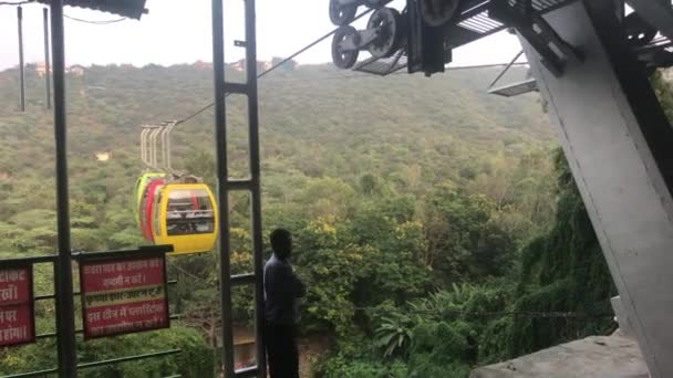 Udaipur, Indie - 12. listopadu 2019: Turisté z Mansapurny Karni Mata Ropeway jezdí lanovkou část 6 — Stock video