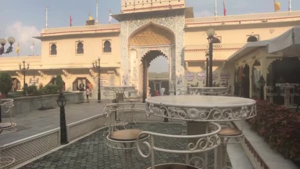 Udaipur, India - 13 november 2019: City Palace toeristen gaan op de weg deel 7 — Stockvideo