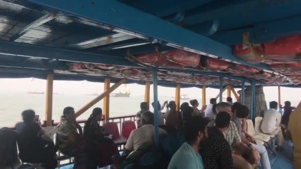 Bombaj, Indie - 10. listopadu 2019: Turisté z Arabského moře sedí na výletní lodi část 6 — Stock video
