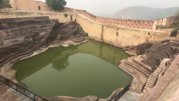 Jaipur, Hindistan - Kalenin içinde Abluist havuz — Stok video