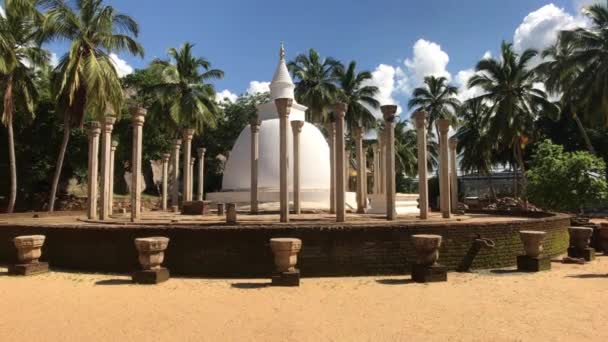 Mihintale, Sri Lanka, 24 de noviembre de 2019, Complejo del Templo Mihintale, pilares y cúpula — Vídeo de stock