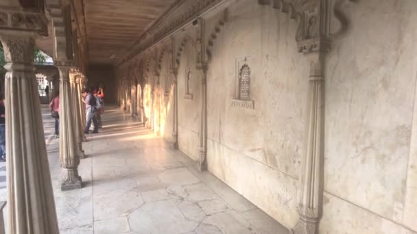 Удайпур, Індія - 13 листопада 2019: туристи міського палацу переїжджають між кімнатами всередині палацу, частина 10 — стокове відео